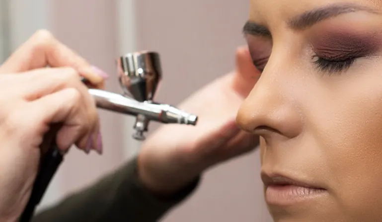 A flawless makeup look with airbrush makeup