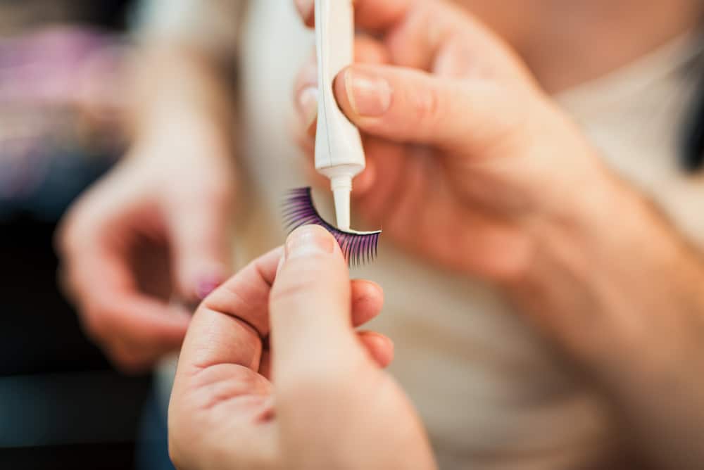 Best Eyelash Glue That Lasts For Weeks
