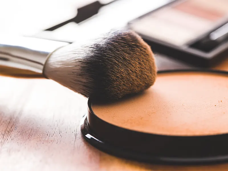 Can you Put Powder over Airbrush Makeup? The Truth!