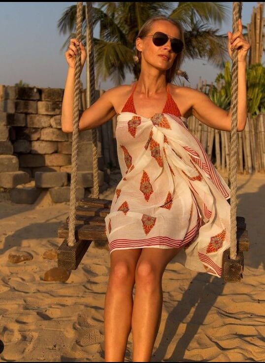 How do you tie a sarong pareo
