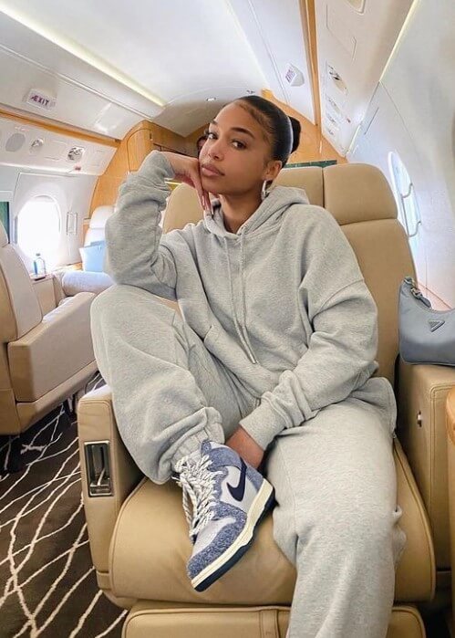 what color hoodie goes with grey sweatpants