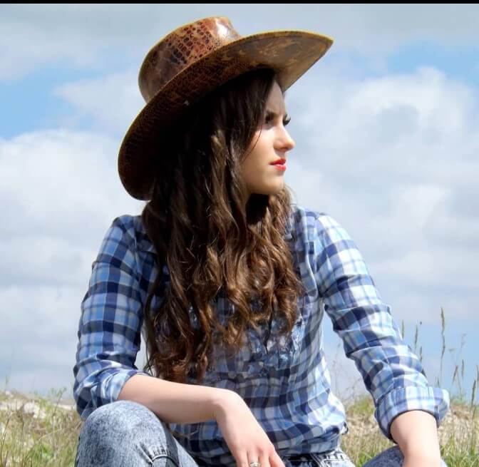 
hairstyles to wear with a baseball cap