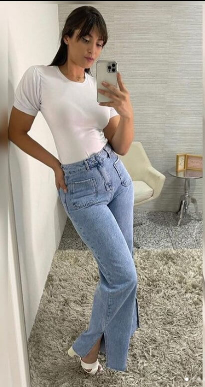 high-waisted mom jeans outfit ideas