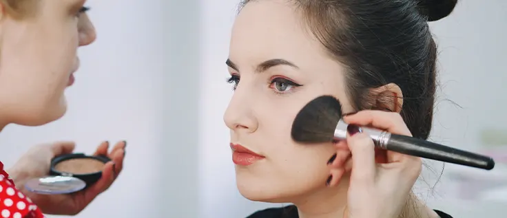 Setting up the makeup with powder