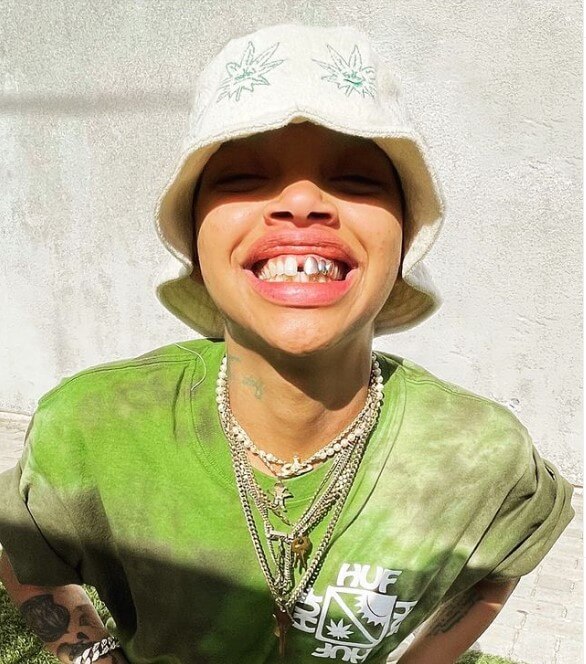 model with gap in teeth black
