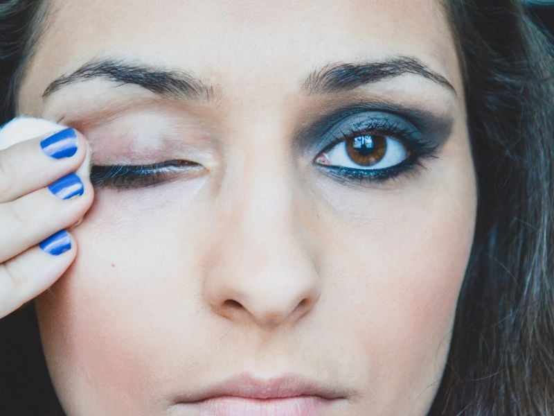 Using an eye cream and a primer