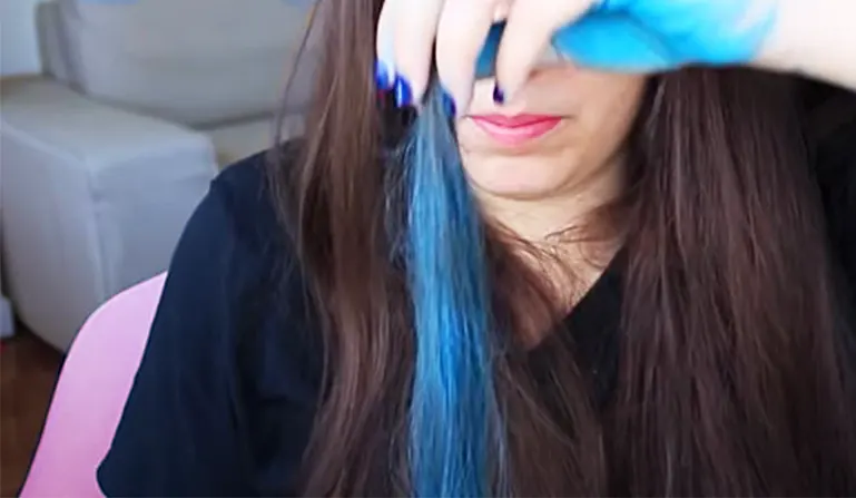 Applying hair chalk on hair