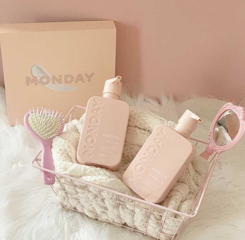 This image has an empty alt attribute; its file name is Does-Monday-Shampoo-Cause-Dandruff-Monday-shampoo-for-dandruff-Anti-dandruff-Monday-shampoo-Monday-shampoo-prevent-dandruff-Why-use-Monday-shampoo-4.jpg