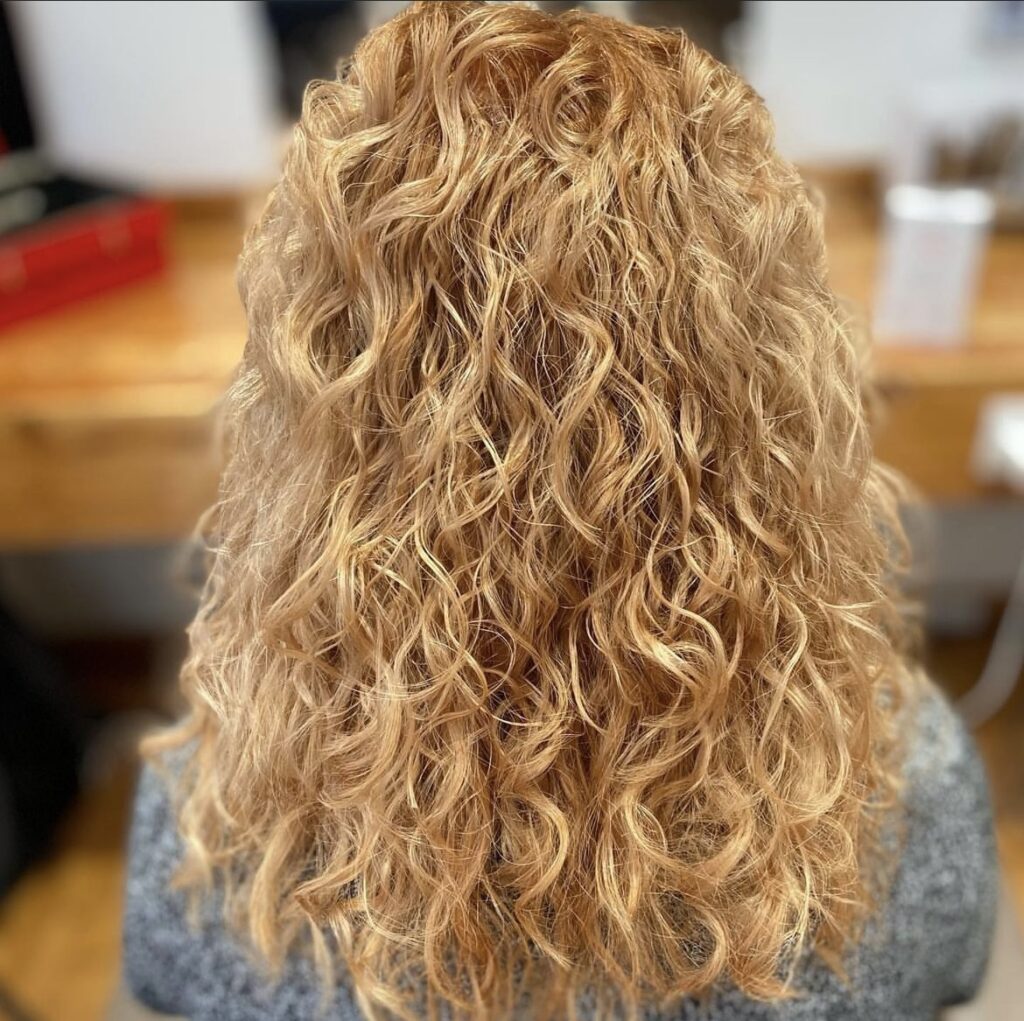 How to Tell if Someone has a Perm or Real Curls